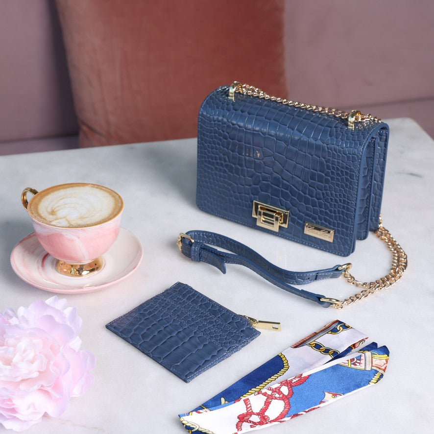 حقيبة زرقاء مع حامل بطاقات وحزام