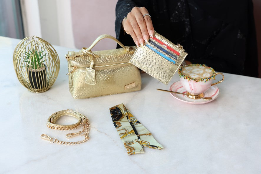 حقيبة ذهبية مع حامل بطاقات وحزام